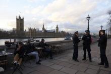 Des policiers britanniques sur la rive opposée au Parlement, le 22 mars 2017