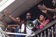 La ministre de l'Outre-mer Ericka Bareigts s'adresse à la foule depuis le balcon de la préfecture de