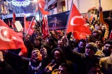 Des manifestants brandissent des drapeaux turcs le 11 mars 2017 devant le consulat néerlandais à Ist