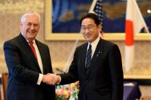 Rex Tillerson (g), le chef de la diplomatie américaine, et son homologue japonais Fumio Kishida, le 