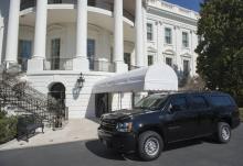 Un véhicule garé devant le portique Sud de Maison Blanche, le 11 mars 2017 à Washington