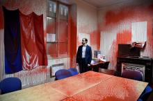 De la peinture rouge a été répandue sur les murs et meubles d'une salle de réunion du siège du parti