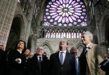 Le président français François Hollande (C), le 11 mars 2017 à la Basilique de Saint-Denis, près de 