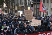 Des manifestant protestent contre la candidate FN à l'élection présidentielle à Bordeaux, le 2 avril