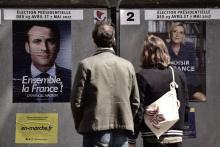 Des affiches des deux candidats à l'élection présidentielle, le 28 avril 2017 à Paris