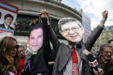 Des manifestants arborant les visages de Benoît Hamon (g) et Jean-Luc Mélenchon (d), lors d'un rasse