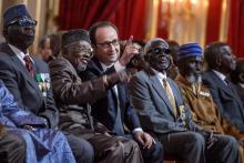 Des soldats sénégalais habillés en tirailleurs à l'occasion d'une cérémonie d'hommage le 23 août 200