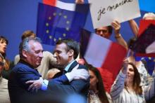 François Bayrou, président du Modem, et Emmanuel Macron lors d'un meeting de soutien à Pau le 12 avr