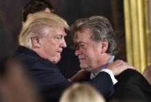 Le président américain Donald Trump (g) félicitant Steve Bannon à la Maison Blanche le 22 janvier 20