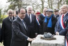 Le président François Hollande (d) lors d'une cérémonie réintégrant 28 tirailleurs sénégalais dans l