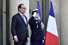 Le président François Hollande, s'apprêtant à recevoir à l'Elysée le président guinéen Alpha Condé, 