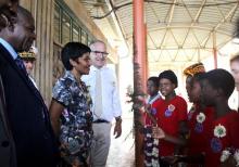 La ministre des Outre-mer, Ericka Bareights (c) visite une école à Mamoutzoum à Mayotte, le 29 septe