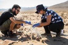 Les biologistes chiliens Cristiana Dorador et Jonathan Garcia prélèvent des fragments de sel pour le