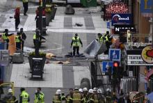 Les secours sur les lieux de l'attentat au camion bélier en plein centre de Stockholm, le 7 avril 20