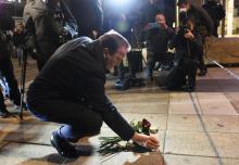 Le Premier ministre suédois Stefan Lofven dépose des fleurs et une bougie sur les lieux de l'attenta