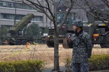 Un soldat japonais dédié à l'autodéfense à Tokyo, le 6 mars 2017