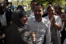 Benoît Hamon salue des partisans pendant une visite à Saint-Quentin-en-Yvelines, près de Paris, le 9