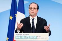 Le président François Hollande fait une déclaration lors de la remise du prix "Non au Harcèlement" à