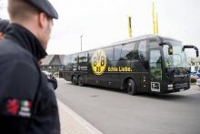 Les joueurs du Borussia encadrés par la police après des explosions ayant visé leur bus, le 11 avril