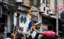 Des coptes à l'intérieur de l'église Mar Girgis après un attentat qui a frappé les fidèles et tué au