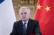 Le ministre français des Affaires étrangères Jean-Marc Ayrault (g) et son homologue chinois Wang Yi,