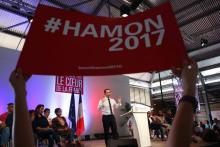 Le candidat socialiste à la présidentielle Benoît Hamon (c), le 1er avril 2017 à Sainte-Marie à La R