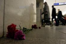 Des fleurs déposées en hommage aux victimes de l'attentat du métro de Saint-Pétersbourg, dans la sta