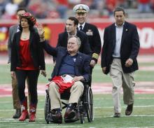 George Bush père (en fauteuil, au centre), le 27 novembre 2015