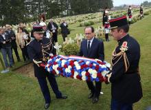 François Hollande dépose une couronne de fleurs lors de sa visite du cimetière militaire de Cerny-en