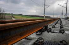 Les rails de la Ligne à grande vitesse (LGV) qui doit relier Paris à Bordeaux, ici près de Châteller