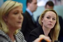 La députée FN du Vaucluse Marion Maréchal-Le Pen (d), lors d'une conférence de presse avec la présid