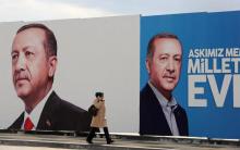 Un portrait géant du président turc Recep Tayyip Erdogan, le 11 avril 2017 dans une rue d'Ankara