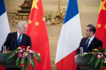 Le ministre chinois des Affaires étrangères Wang Yi (d) et son homologue français Jean-Marc Ayrault,