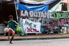 Un enfant jouant dans les rues de Kourou en Guyane, le 3 avril 2017