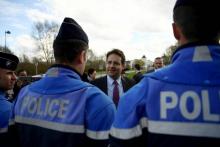 Matthias Fekl avec des policiers, le 22 mars 2017 à Crecy-la-Chapelle, près de Paris