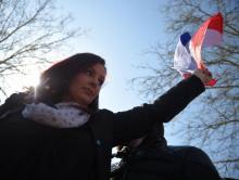 Une manifestante lors de la visite de Marine le Pen à la foire de Lencloître dans l'ouest de la Fran