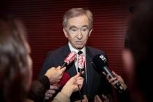 Bernard Arnault répond à des journalistes après une conférence de presse à Paris le 25 avril 2017