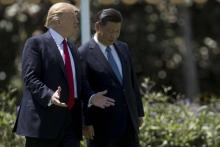 US President Donald Trump (L) and Chinese President Xi Jinping (R) walk together at the Mar-a-Lago e