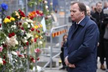 Le Premier ministre suédois Stefan Loëfven rend hommage aux victimes de l'attentat de Stockholm le 8