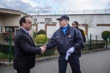 François Hollande, qui rencontre le personnel de la prison de Villepinte, le 22 mars 2017