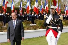 Le président François Hollande, marche dans le cimetière de Cerny-en-Laonnois dans l'Aisne, lors de 