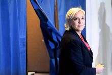 La présidente du FN Marine Le Pen à la sortie de l'isoloir dans son bureau de vote d'Hénin-Beaumont,