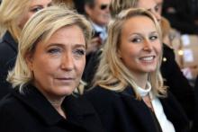 Marine Le Pen (g) et Marion-Maréchal Le Pen, lors d'une cérémonie à Nice le 15 octobre 2016