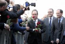 L'ancien président de la République François Hollande (c), le 14 mai 2017 au siège du PS à Paris