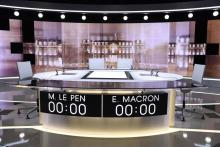 Le plateau du débat télévisé de l'entre deux tours de la présidentielle, le 2 mai 2017, à La Plaine 