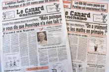 Deux Unes du Canard enchaîné sur lesquelles figurent des articles concernant l'emploi de Penelope Fi