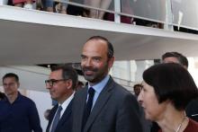 Le Premier ministre Edouard Philippe (c) et le maire-adjoint du Havre Luc Lemonnier (g), lors d'une 