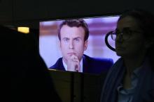 Emmanuel Macron sur un écran de télévision, le 3 mai 2017 à La Plaine-Saint-Denis près de Paris