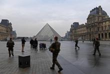 Des soldats patrouillent au musée du Louvre à Paris, le 16 février 2017, dans le cadre de l'opératio