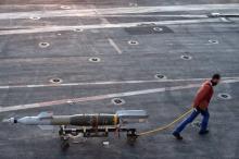 Une bombe sur le pont du porte-avions français Charles-de-Gaulle destinée à une opération de la coal